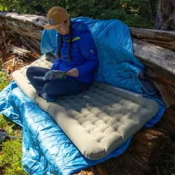 Campmeister Deluxe Insulated Sleeping Mat - Regular Wide
